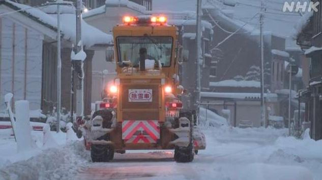 富山工作人員清理路上積雪。(互聯網)