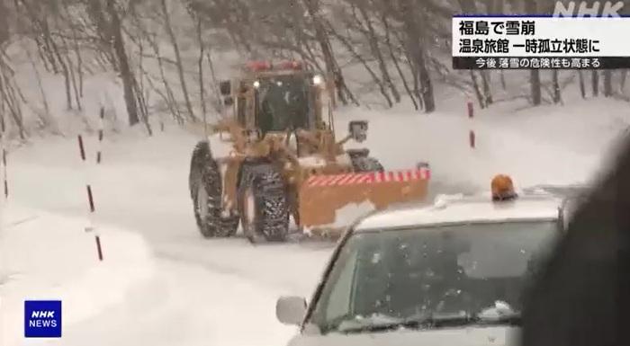 福島縣野地溫泉區周一清晨發生雪崩,工作人員開剷雪車除雪。(互聯網)