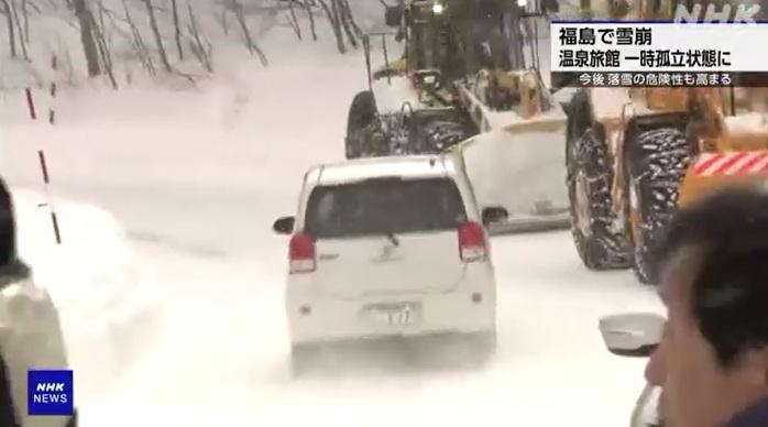 福島縣野地溫泉區周一清晨發生雪崩,工作人員除雪後,道路恢復通車。(互聯網)