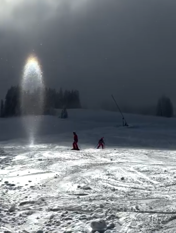 sun candle現象不常見,奧地利網民滑雪時有幸遇上並拍下。(影片截圖)