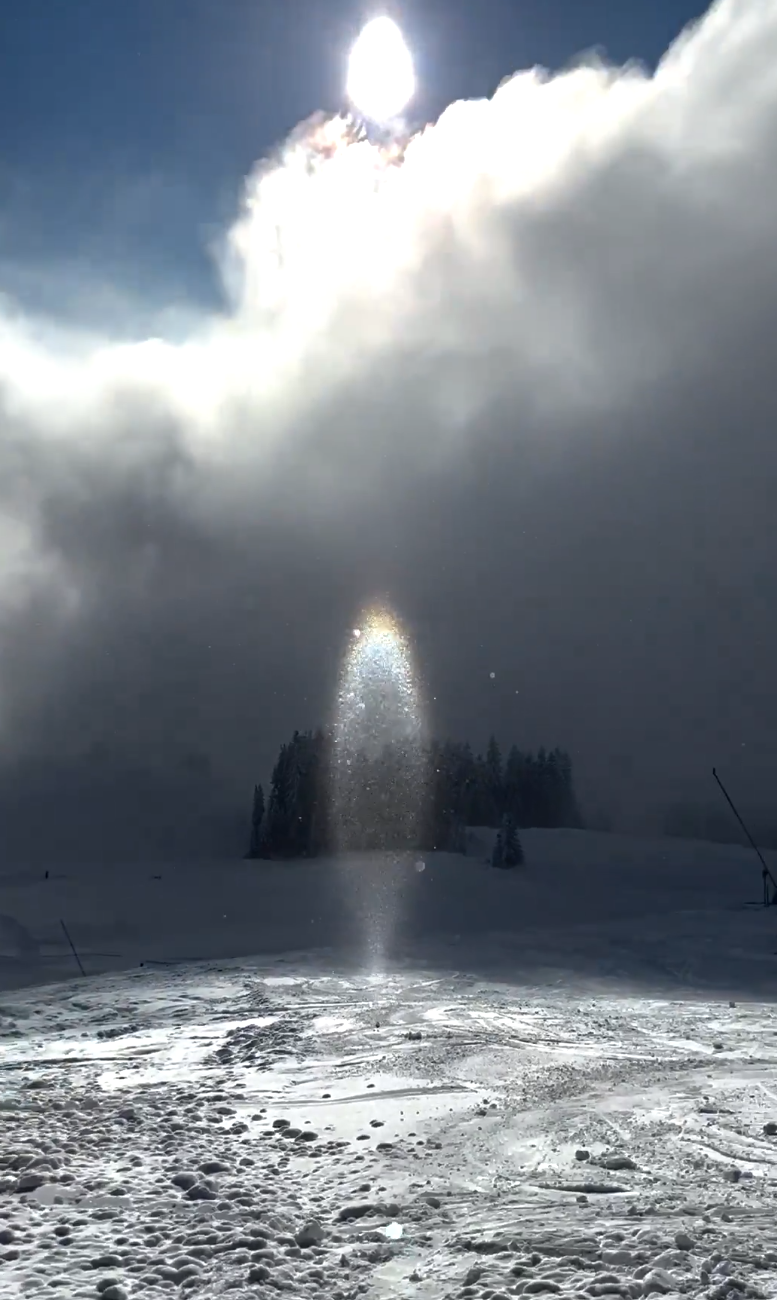 越來越大的光柱成為網上熱話。(影片截圖)