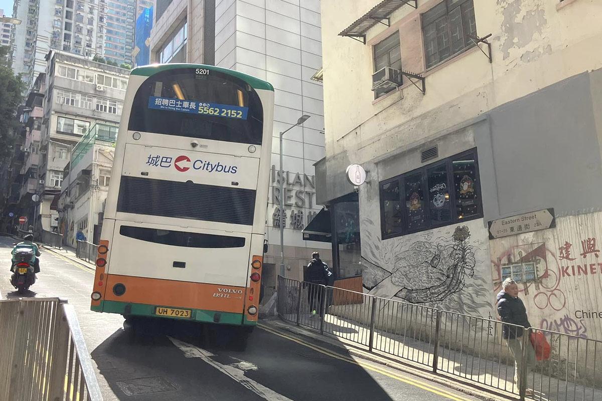 有巴士疑誤闖東邊街,於轉彎時卡在路中。(網民Matthew Chik@FB群組「馬路的事 (即時交通資訊台)」)