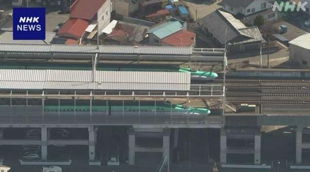 東北新幹線列車在行駛途中突然停車。(互聯網)