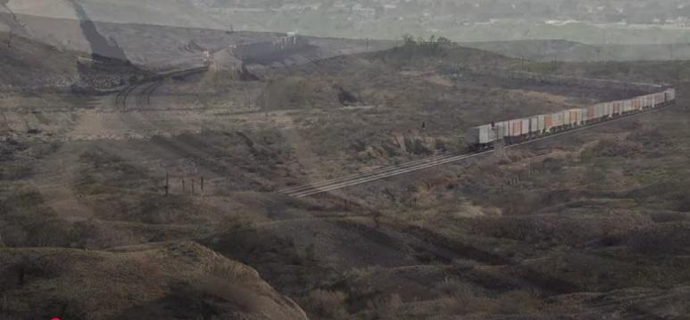 於亞利桑那州莫哈維沙漠地區行駛的貨運火車。(互聯網)