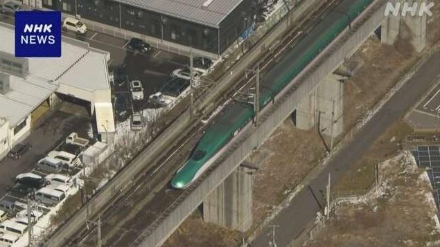 東北新幹線列車在行駛途中突然停車。(互聯網)