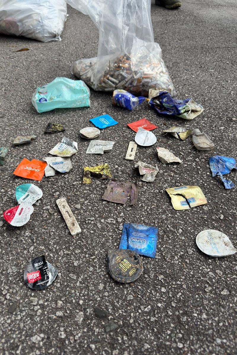 港男組團登山執垃圾,今日在飛鵝山檢獲安全套和大量煙頭等。(Threads用戶「the_night_spyder」圖片)