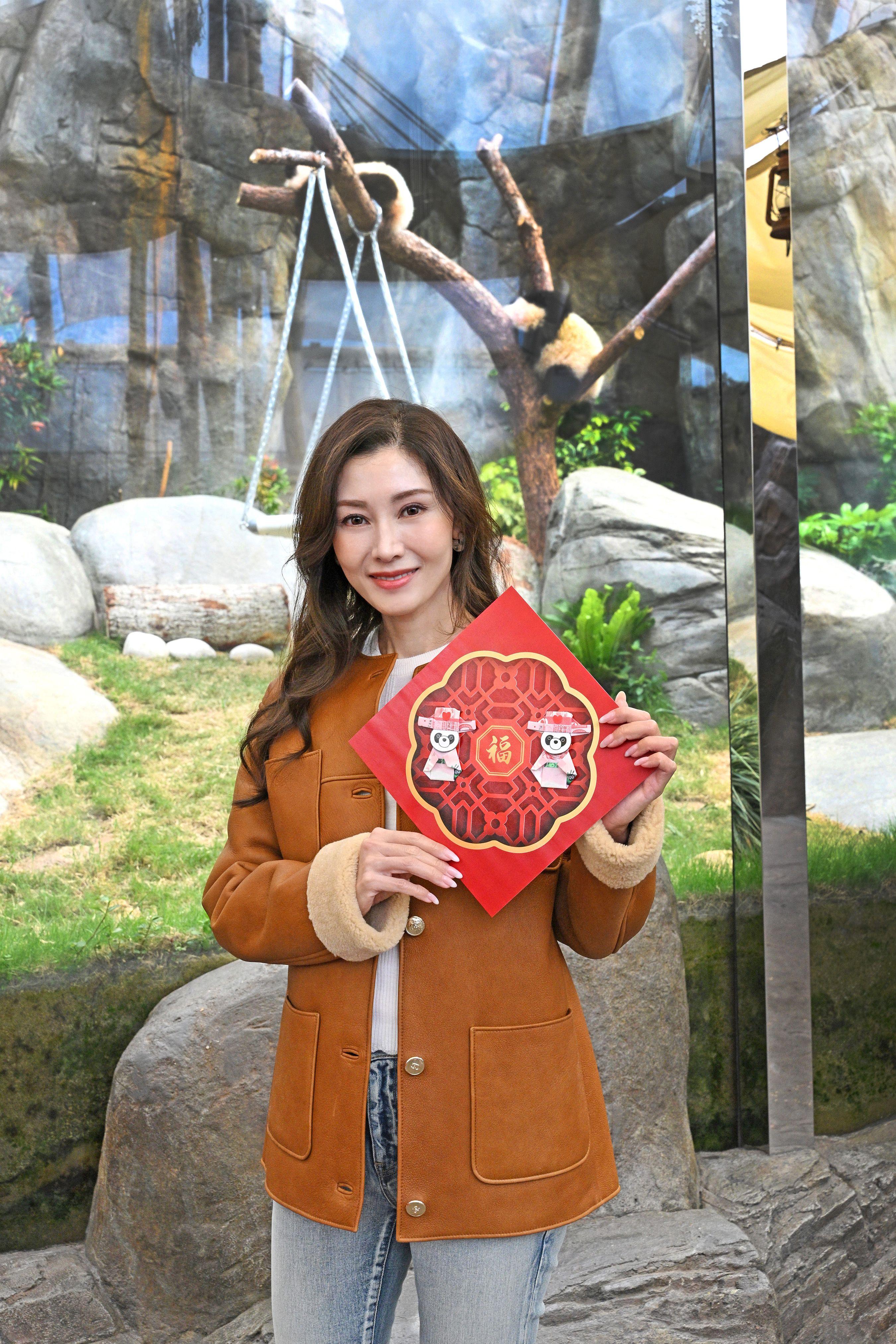 李嘉欣探訪這對半歲熊貓寶寶難掩興奮。