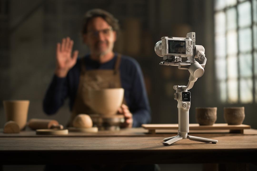 對準模組,舉起 5 指,就可以追蹤主體拍攝。