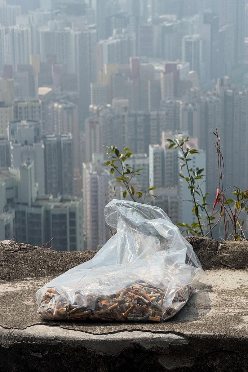 港男組團登山執垃圾,今日在飛鵝山檢獲安全套和大量煙頭等。(Threads用戶「the_night_spyder」圖片)