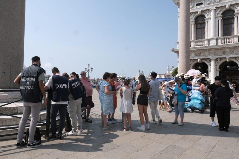 威尼斯去年8月實施新規定,遊客須分批觀光,每組上限為25人,希望藉此舒緩擠迫問題。(資料圖片)