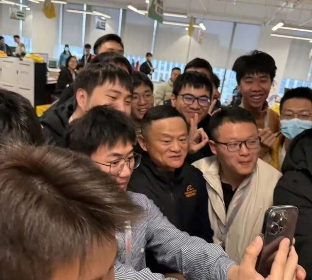 阿里員工圍聚在馬雲的周邊打卡。(微博截圖)