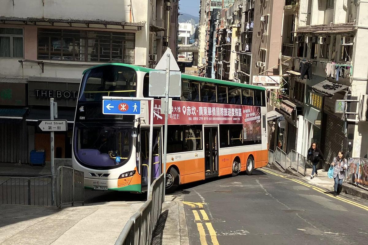 有巴士疑誤闖東邊街,於轉彎時卡在路中。(網民Matthew Chik@FB群組「馬路的事 (即時交通資訊台)」)