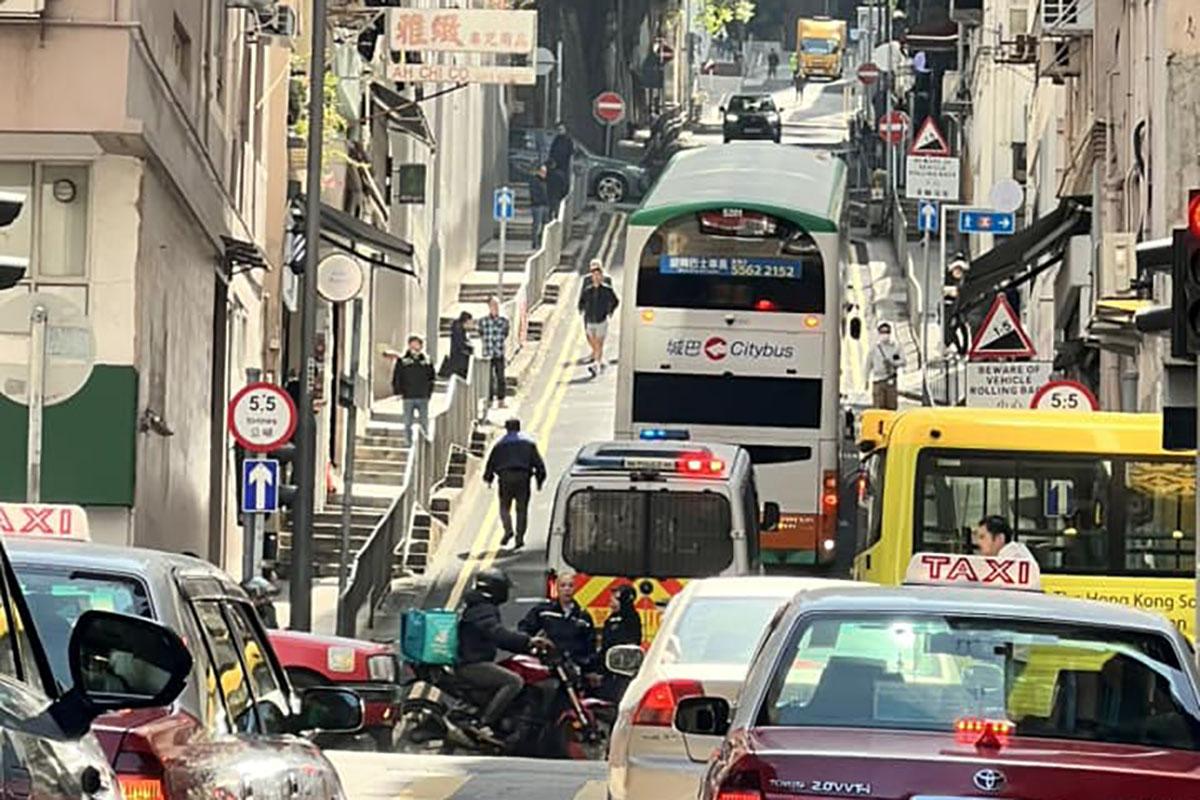 有巴士疑誤闖東邊街,最終成功倒車脫困。(網民Joses Liu@FB群組「西環變幻時」)