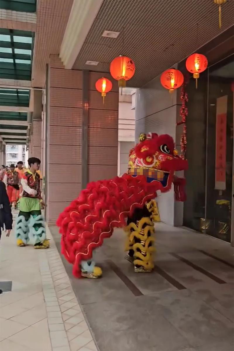 將軍澳有屋苑舞獅期間失手,起初兩人動作一切如常。(Threads影片截圖)
