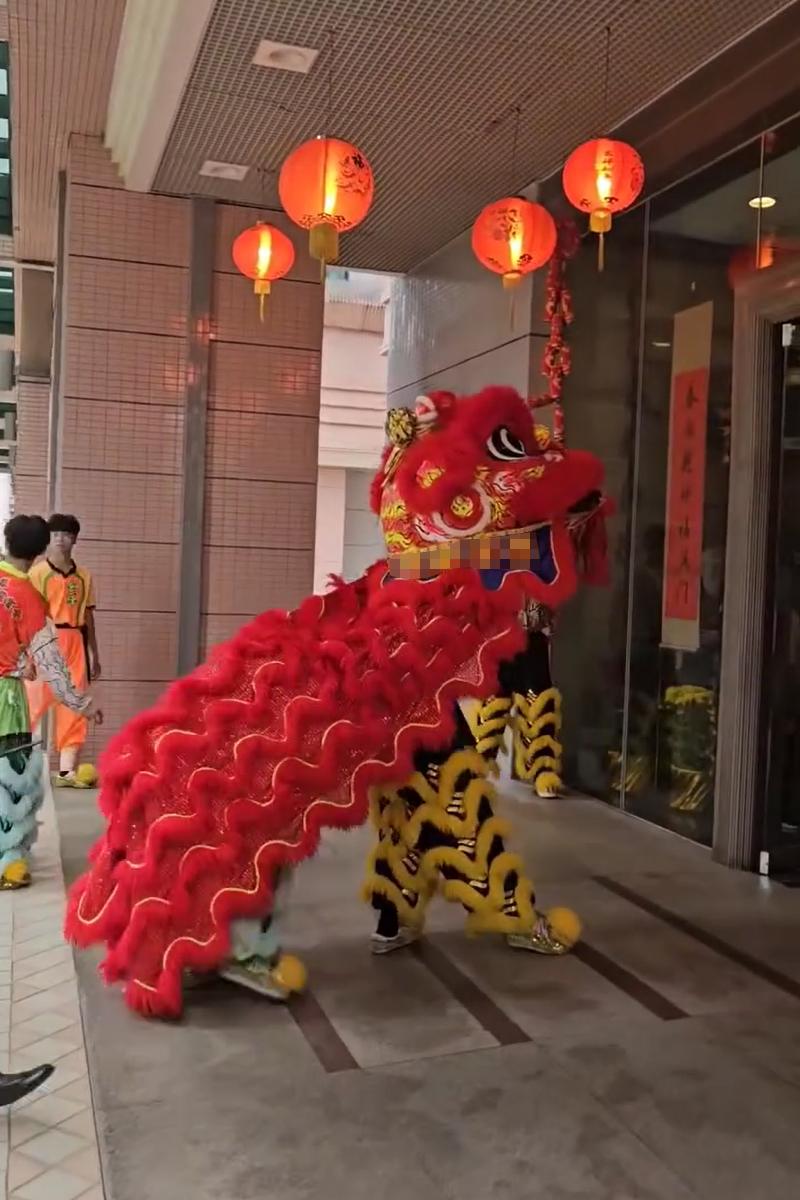 將軍澳有屋苑舞獅期間失手,起初兩人動作一切如常。(Threads影片截圖)