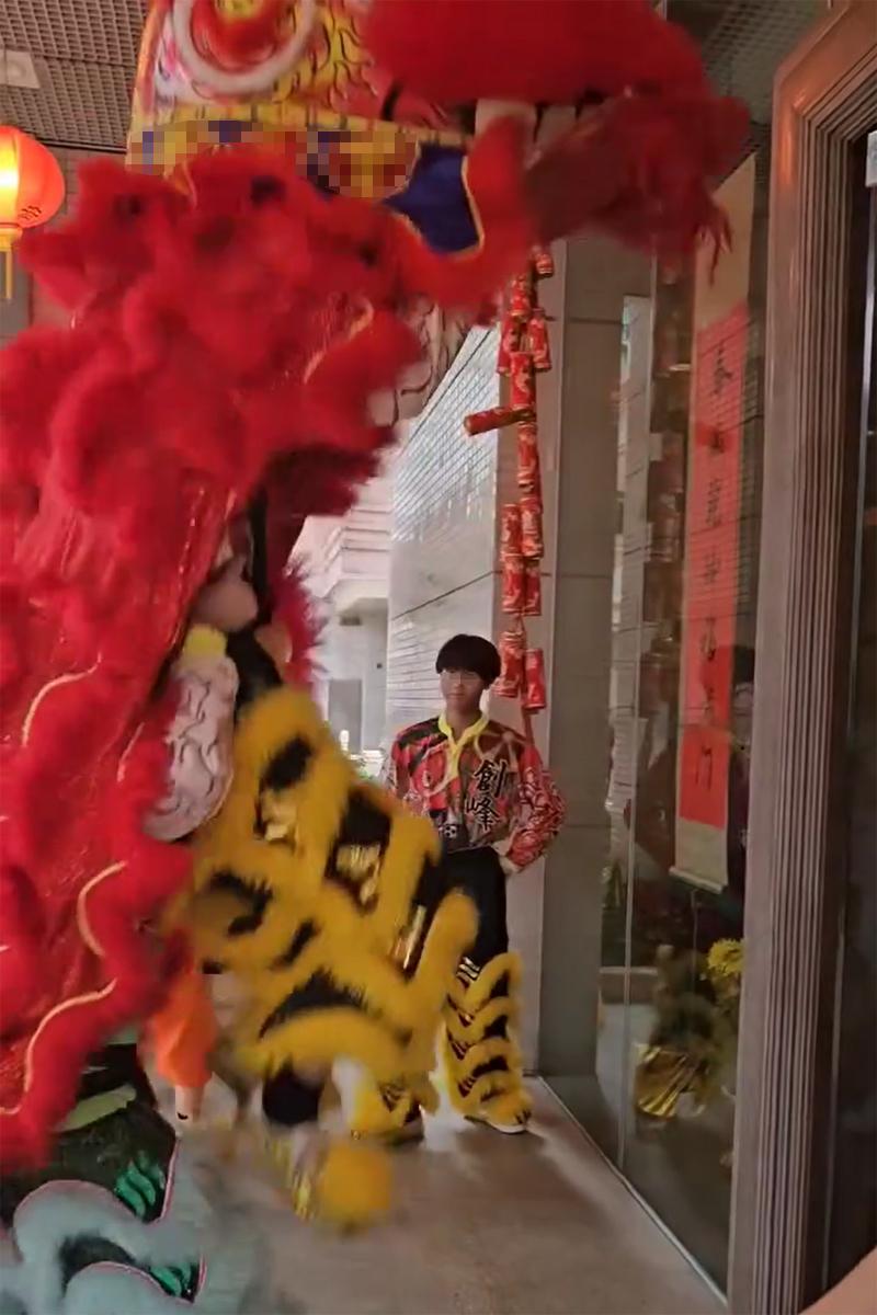 將軍澳有屋苑舞獅期間失手,兩人首次嘗試躍起採青時,舞獅尾者未能成功托起舞獅頭者。(Threads影片截圖)