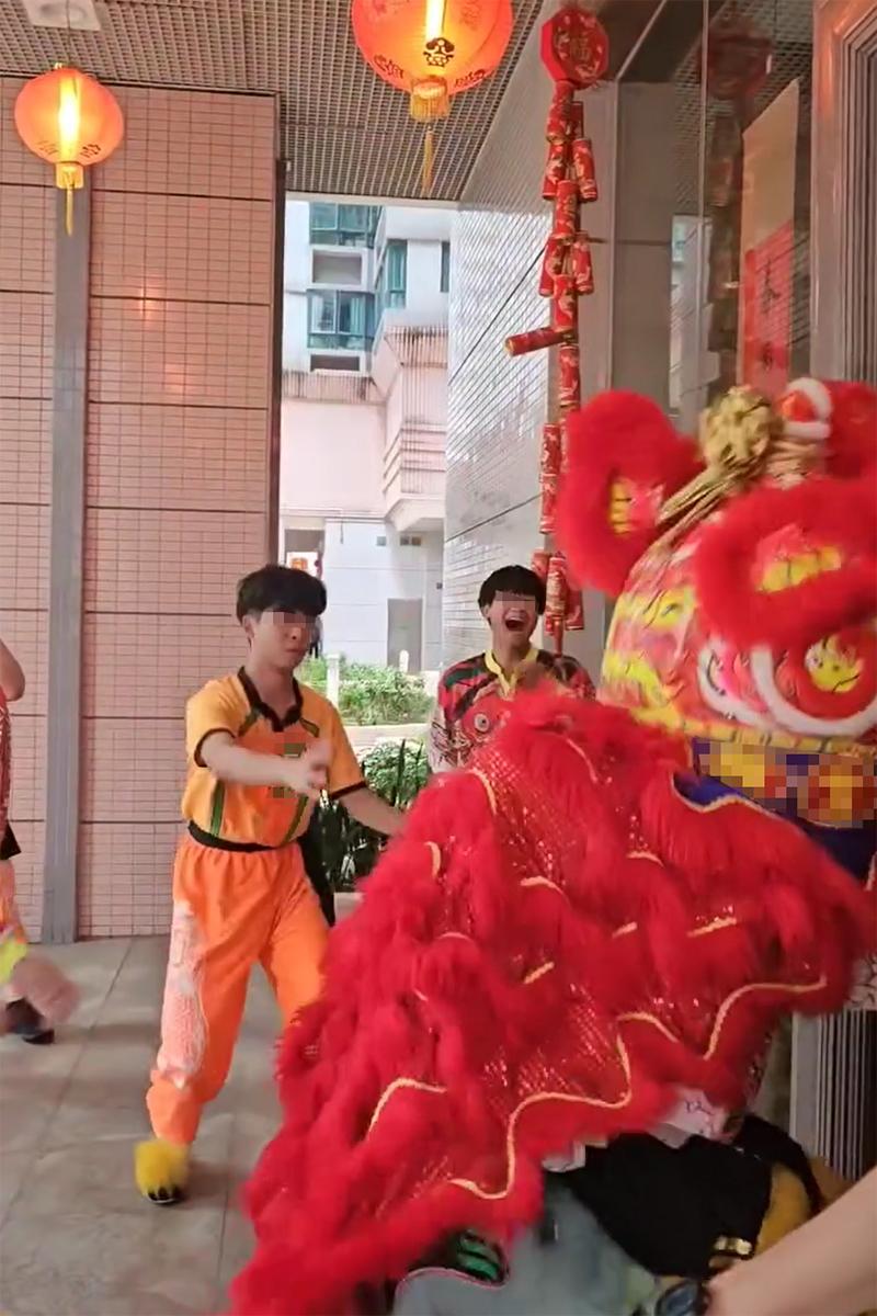 將軍澳有屋苑舞獅期間失手,兩人首次不成功時旁邊成員擬上前協助。(Threads影片截圖)