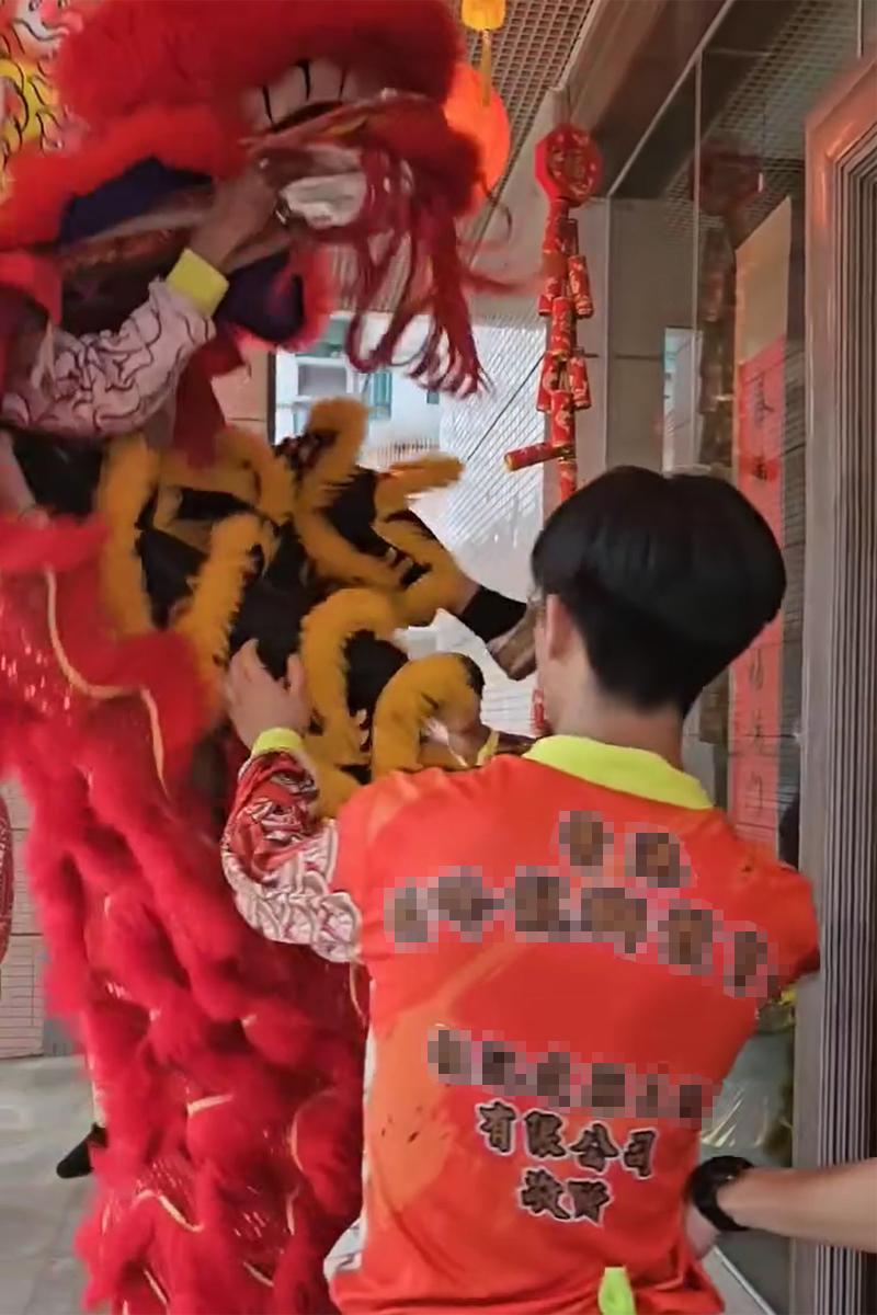 將軍澳有屋苑舞獅期間失手,兩人首次不成功後隨即再次嘗試。(Threads影片截圖)