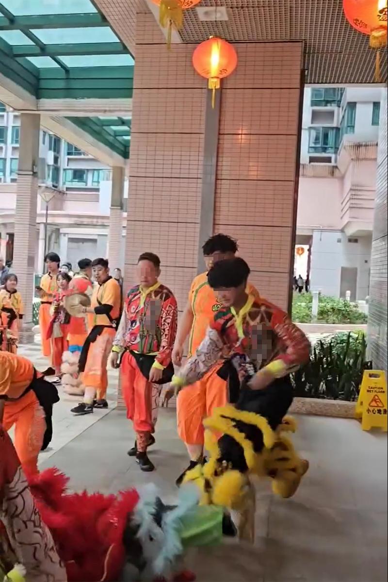 將軍澳有屋苑舞獅期間失手,兩人再次嘗試後懷疑失平衡雙雙倒地。(Threads影片截圖)