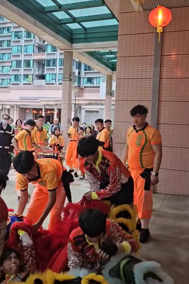將軍澳有屋苑舞獅期間失手,旁邊成員紛紛上前協助。(Threads影片截圖)