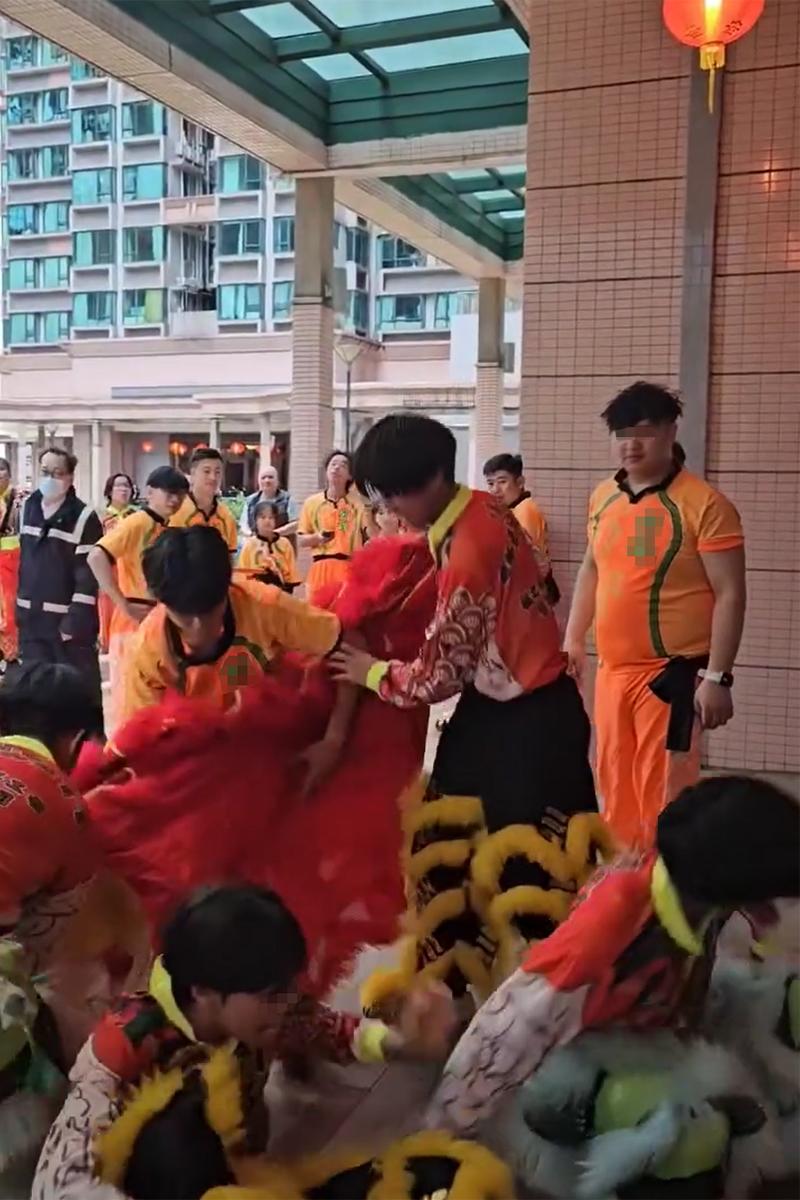 將軍澳有屋苑舞獅期間失手,旁邊成員紛紛上前協助。(Threads影片截圖)