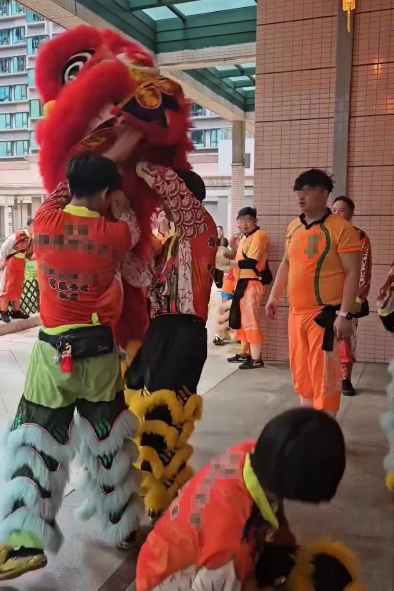 將軍澳有屋苑舞獅期間失手,旁邊成員隨即換人繼續完成採青程序。(Threads影片截圖)