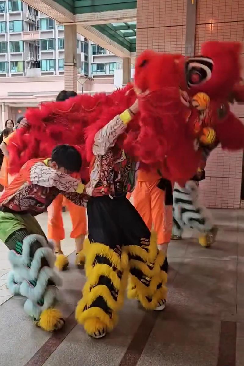 將軍澳有屋苑舞獅期間失手,旁邊成員隨即換人繼續完成採青程序。(Threads影片截圖)