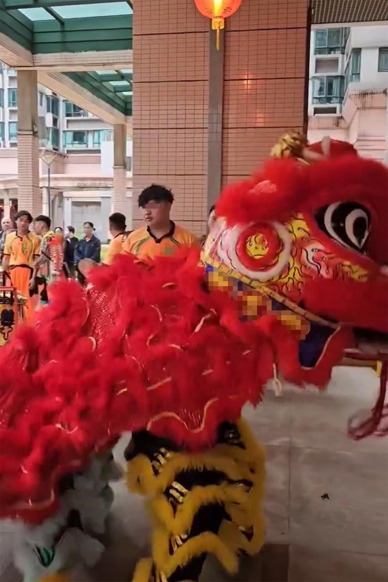 將軍澳有屋苑舞獅期間失手,旁邊成員隨即換人繼續完成採青程序。(Threads影片截圖)