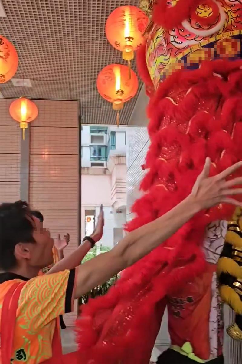 將軍澳有屋苑舞獅期間失手,旁邊成員隨即換人繼續完成採青程序。(Threads影片截圖)