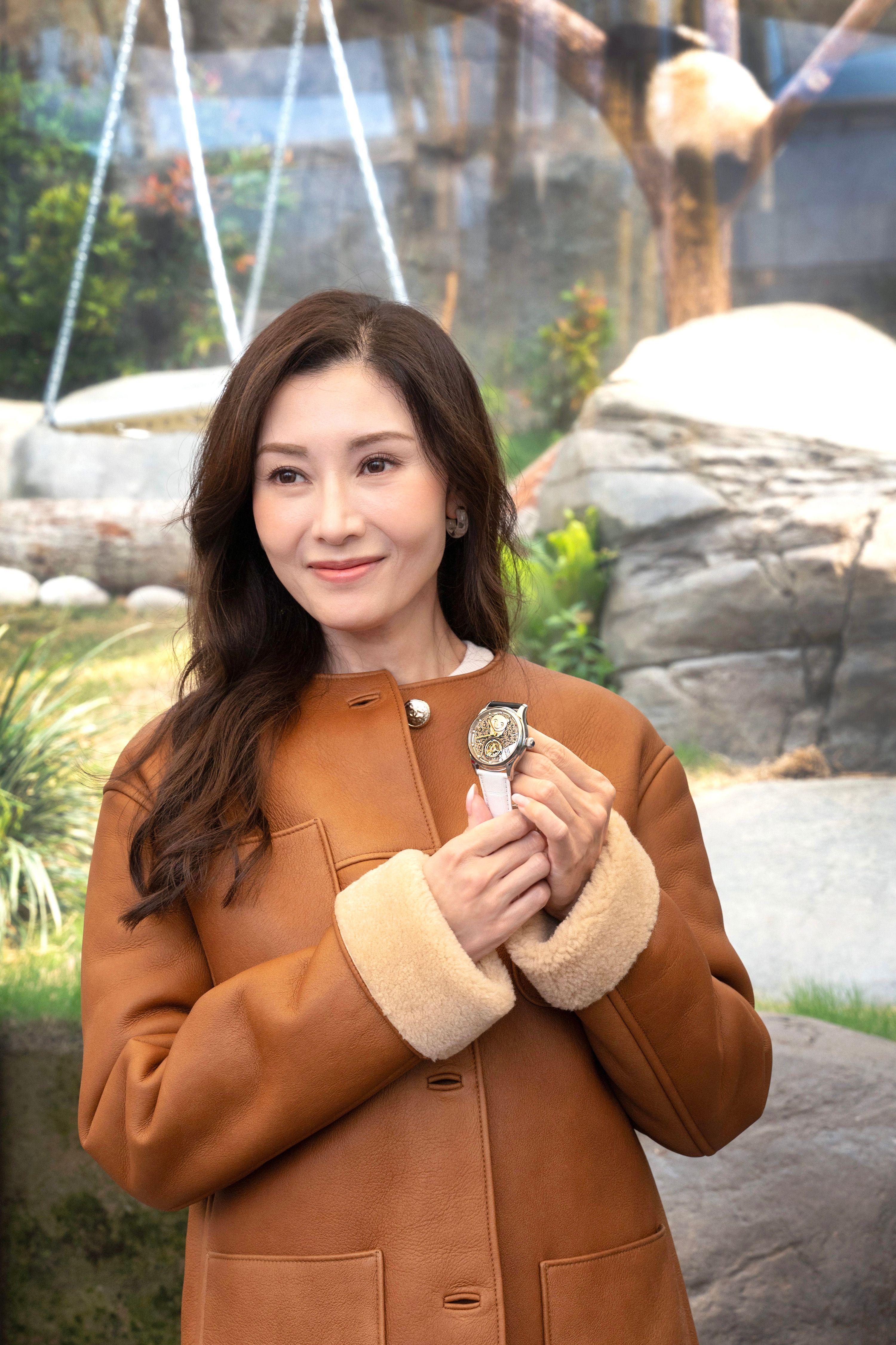 李嘉欣探訪這對半歲熊貓寶寶難掩興奮。