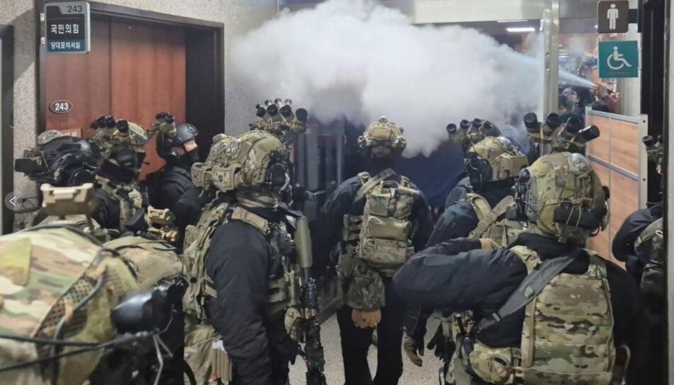 戒嚴部隊當晚進入國會,國會職員向士兵噴滅火煙霧。(資料圖片)