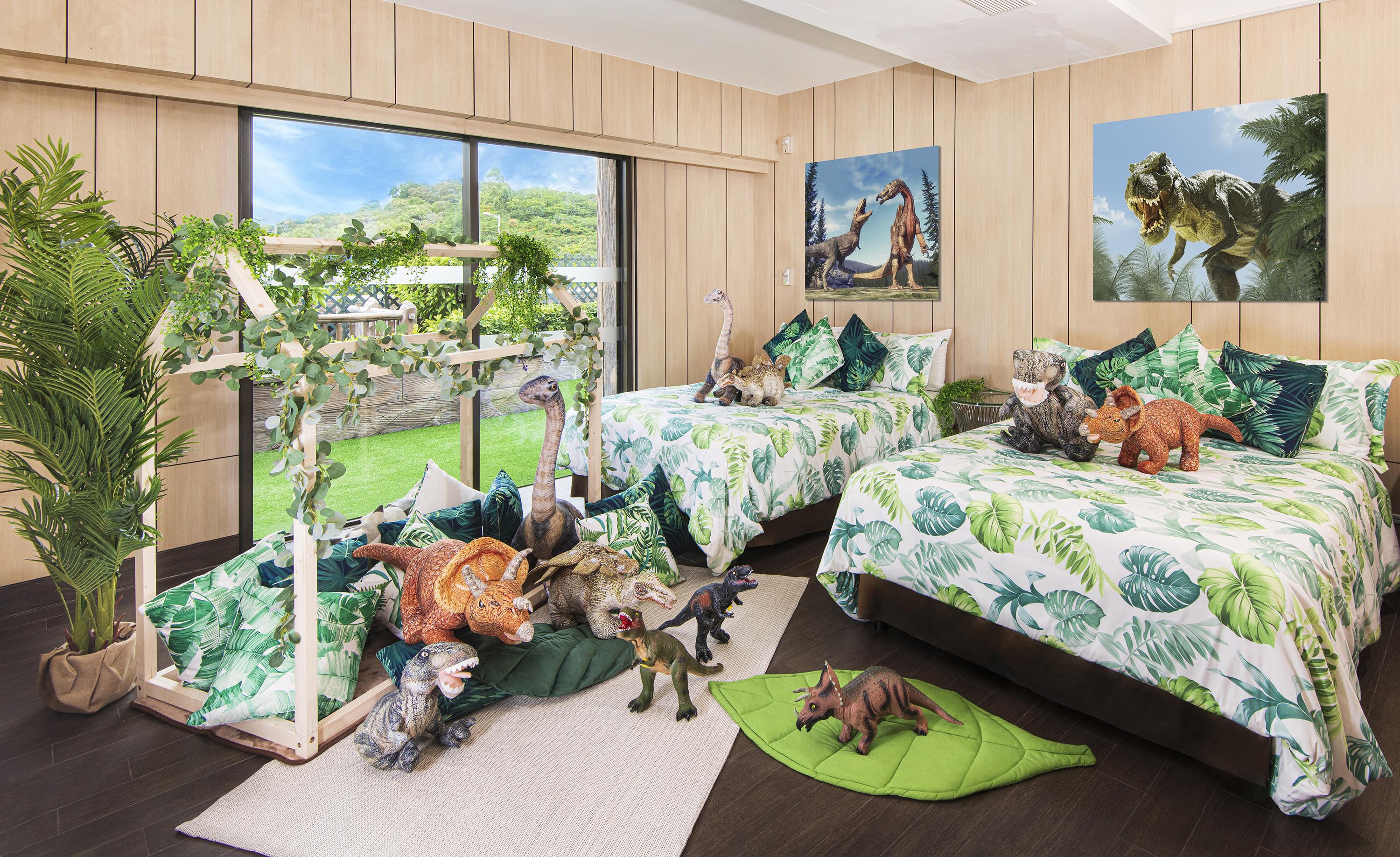 「恐龍冒險險世界」」讓各位入住的小朋友化身為 小探世家,激發他們的想像力及探索精神。房間滿佈各恐龍的蹤影,例如暴龍、大椎龍及三角龍,亦掛上樹葉裝飾,再配合客房外的青葱景致,呈現綠林樹影的度假閒適氛圍。