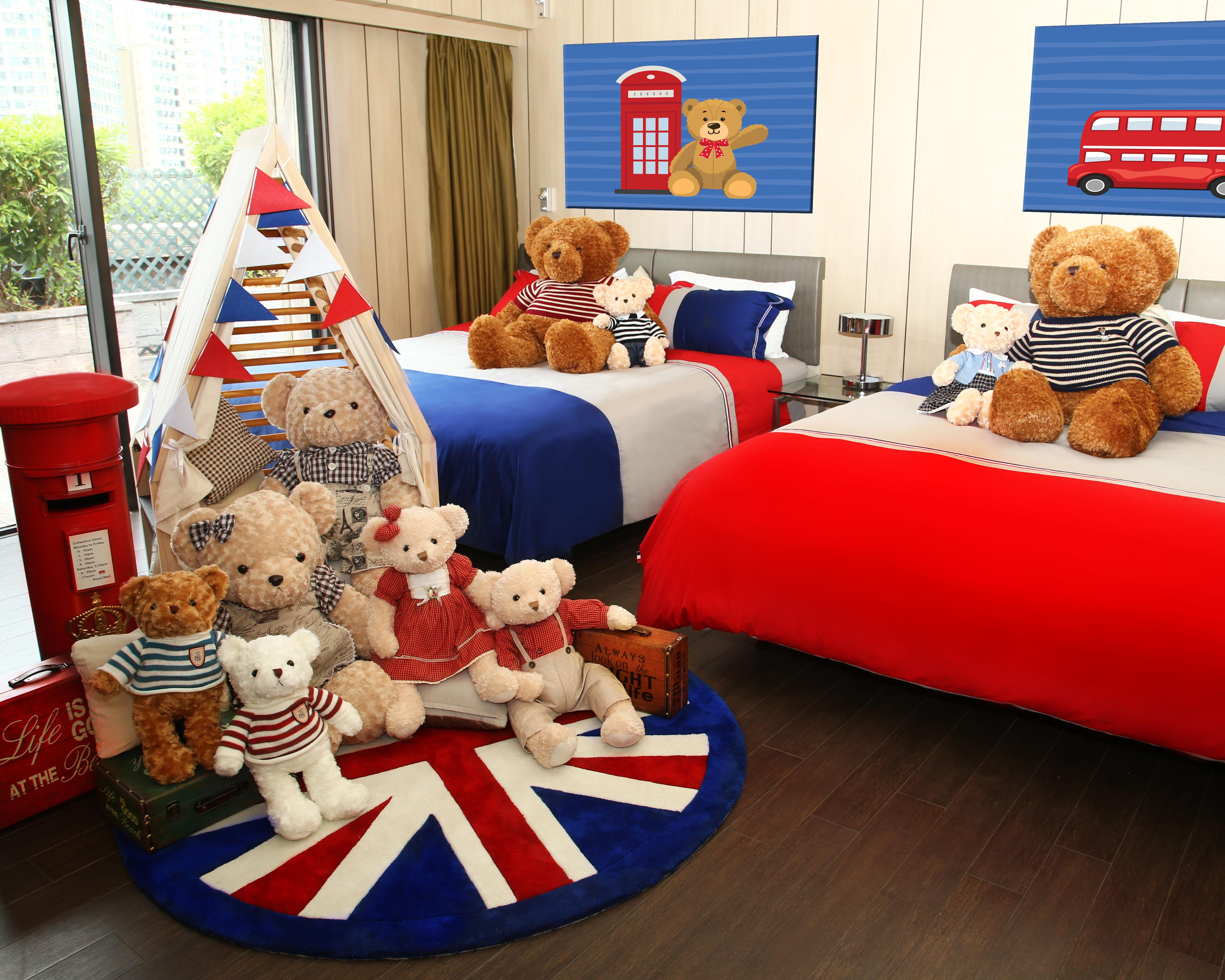 在 「啤啤英倫倫」」主題客房,以一眾治癒人心的啤啤英為伴,配搭洋溢英倫風格的房間佈置。