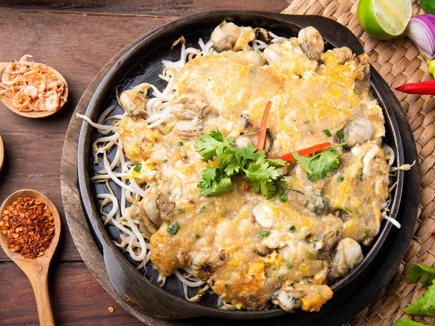 外 脆內軟的「酥炸馬灣蠔 餅」。