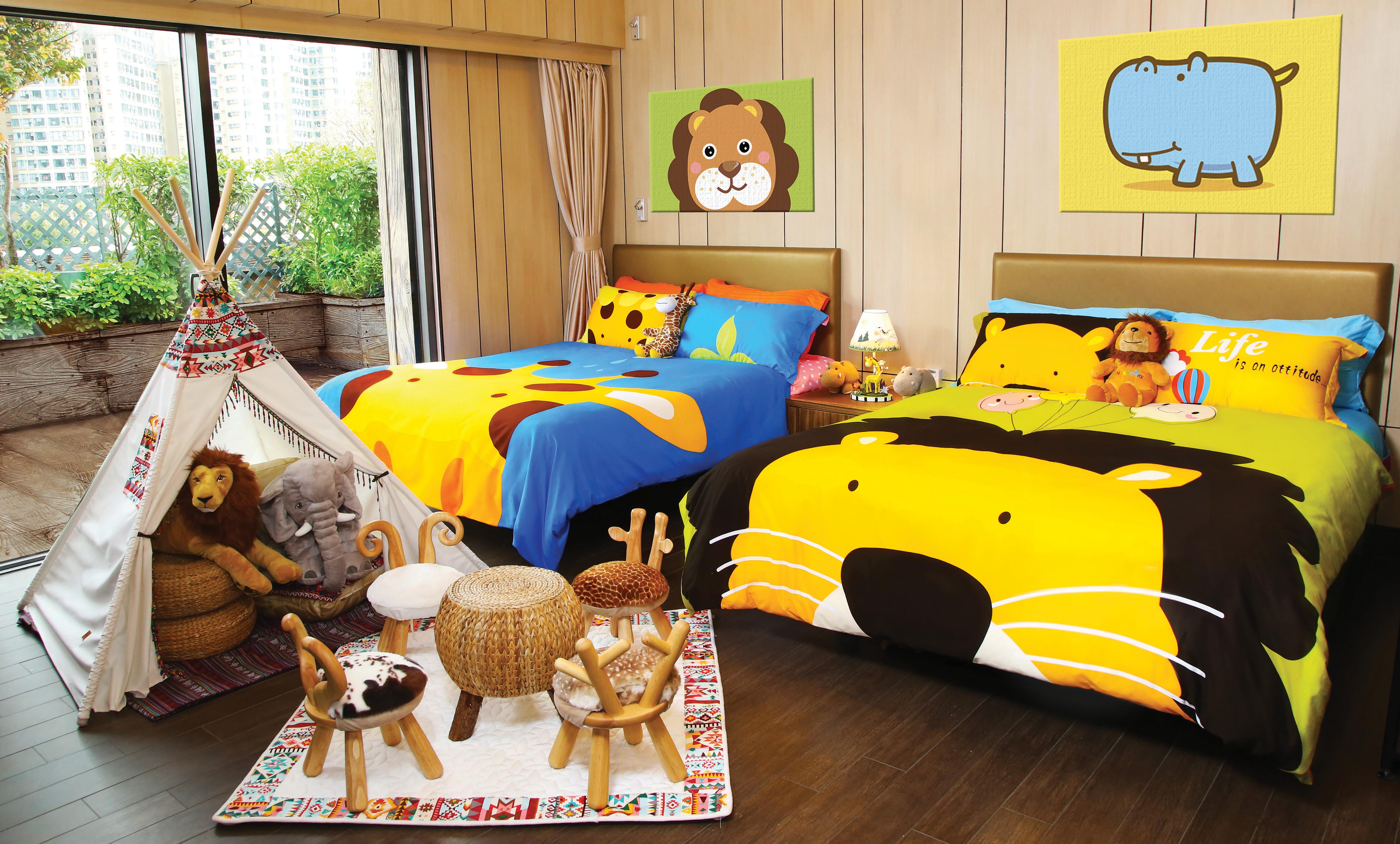 「叢林動物派對」」客房佈滿動物圖案,以可愛的動物派毛玩偶作伴,更設有特色帳篷及動物造型椅子,讓小朋友體驗猶如置身叢林派對的樂趣!