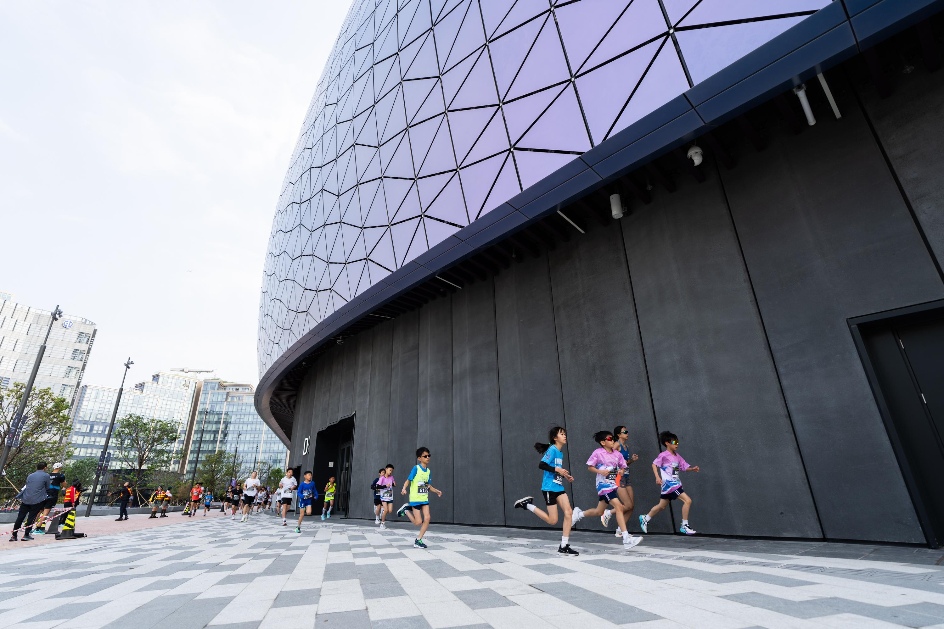 「啟德飛步跑」賽事設計了3公里及5公里路線,由啟德青年運動場作為起點,參加者沿途可飽覽美景。 (大會圖片)