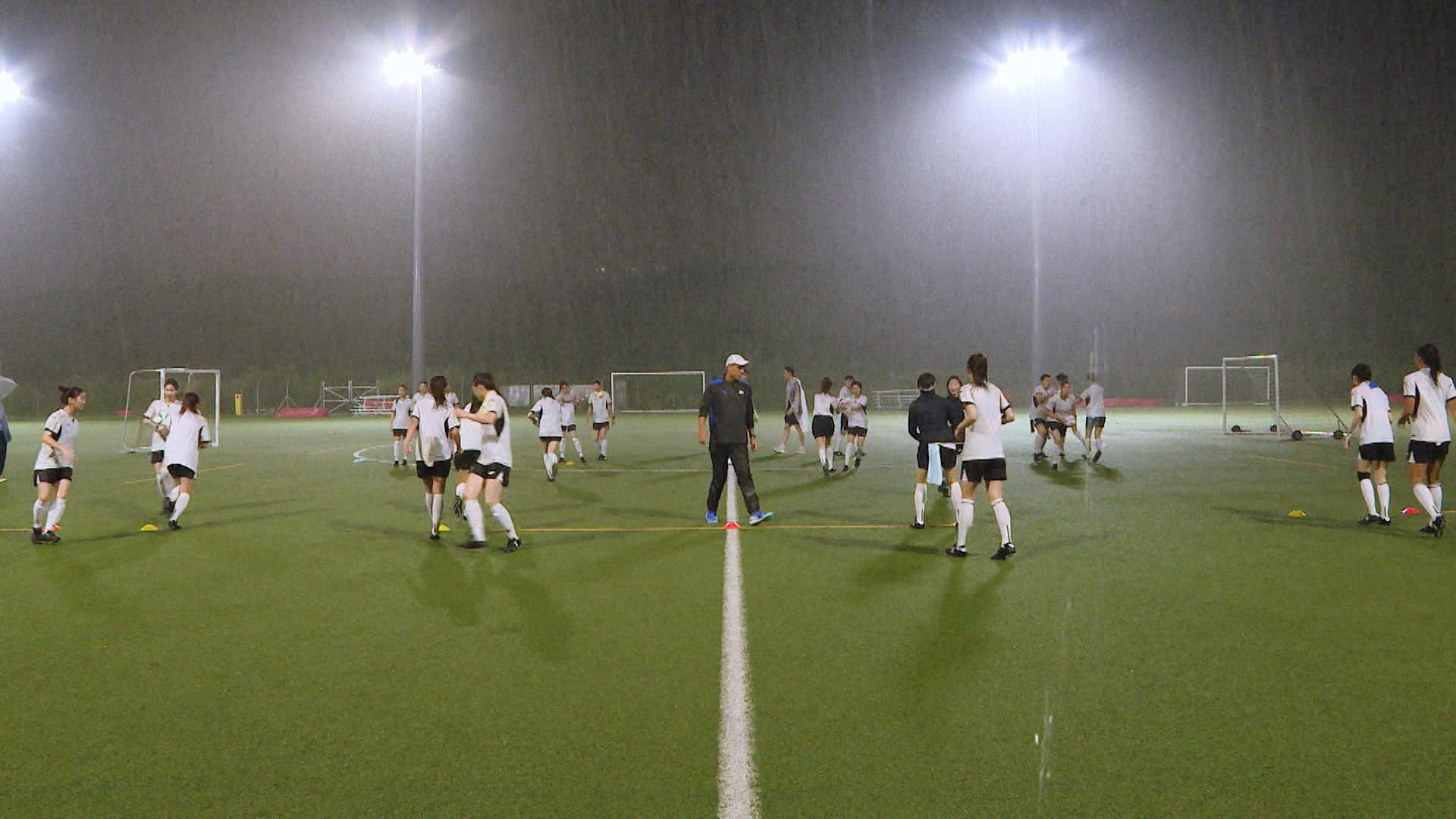 一眾女將冒雨中熱身。