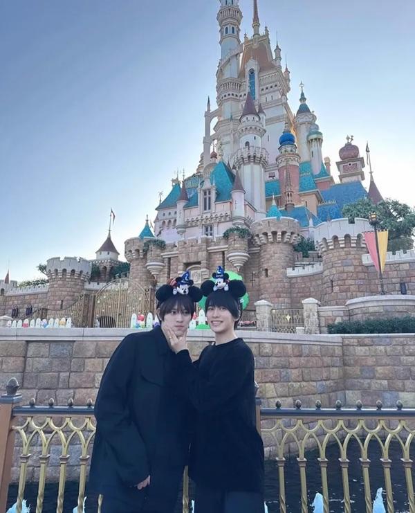 上村謙信來港期間遊香港迪士尼樂園。