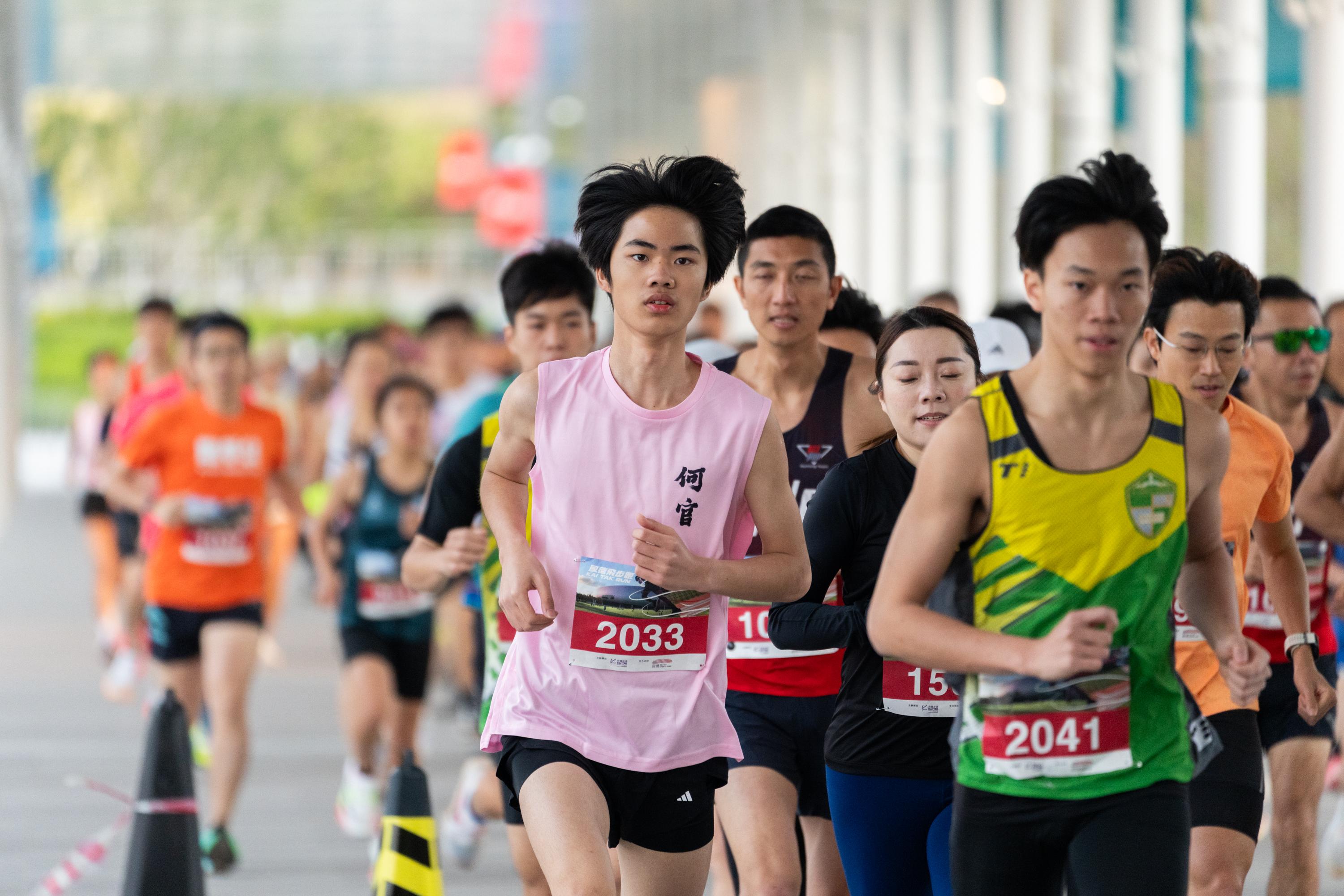來自 14 間學校的年輕跑手挑戰 5 公里賽事。 (大會圖片)