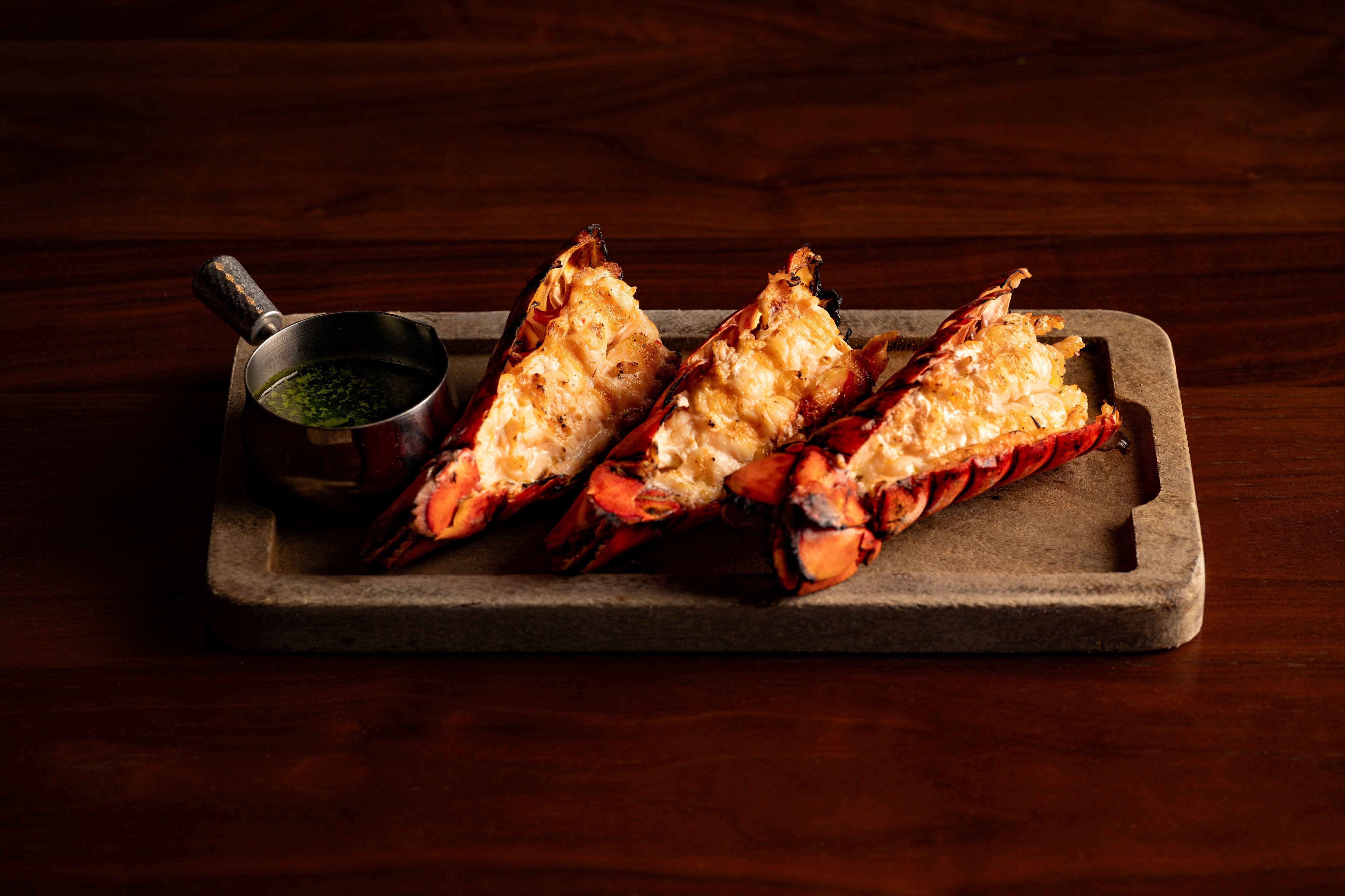 客人更可以每位另加$128 升級品嚐 鹿兒島 A5 和牛西冷 及 炭燒龍蝦尾 兩款可追 加主菜。