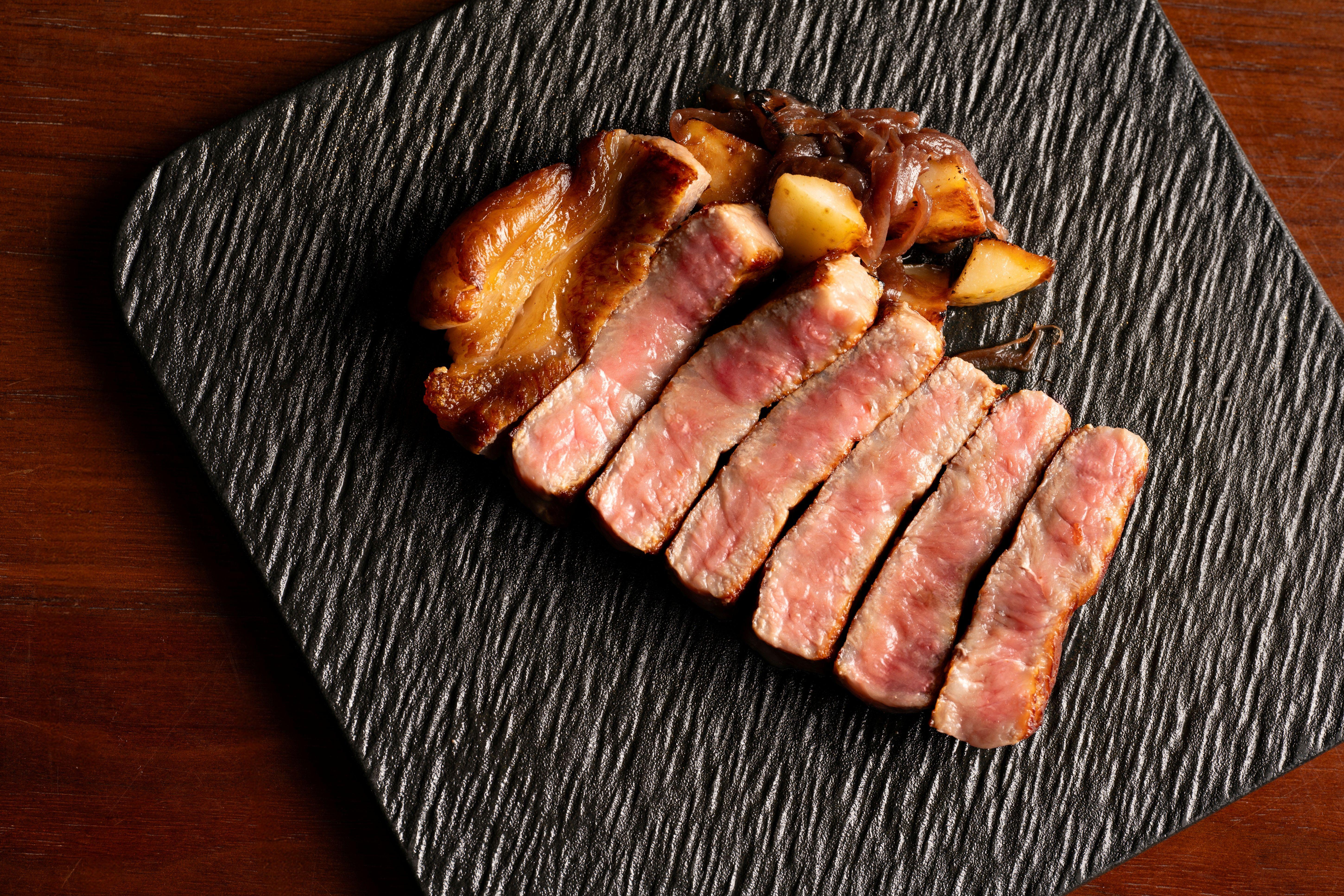 客人更可以每位另加$128 升級品嚐 鹿兒島 A5 和牛西冷 及 炭燒龍蝦尾 兩款可追 加主菜。