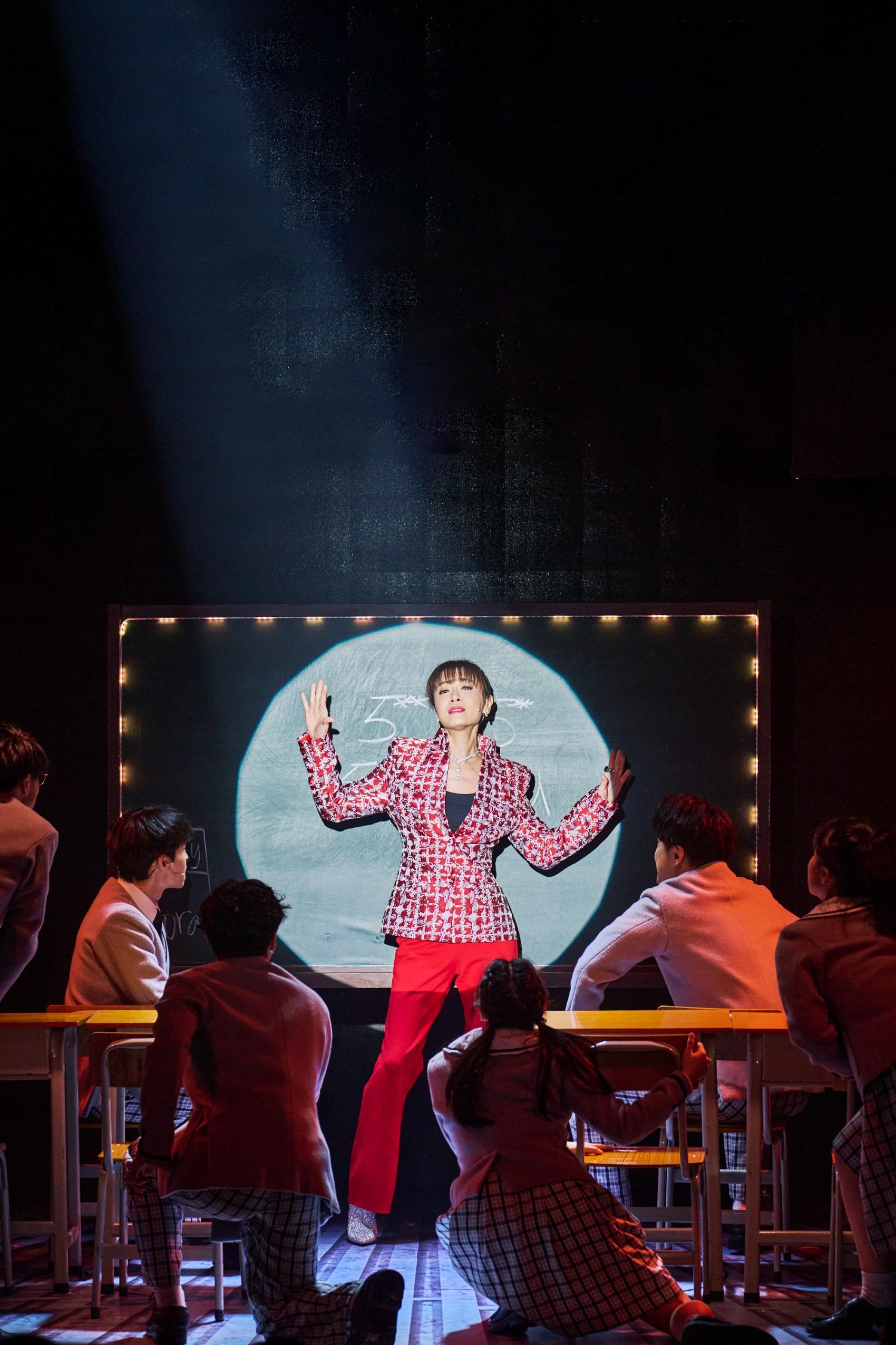 向海嵐(飾嚴校長) 演出日期及場次:3 月 20 及 21 日(星期四及五,晚上 8 時)