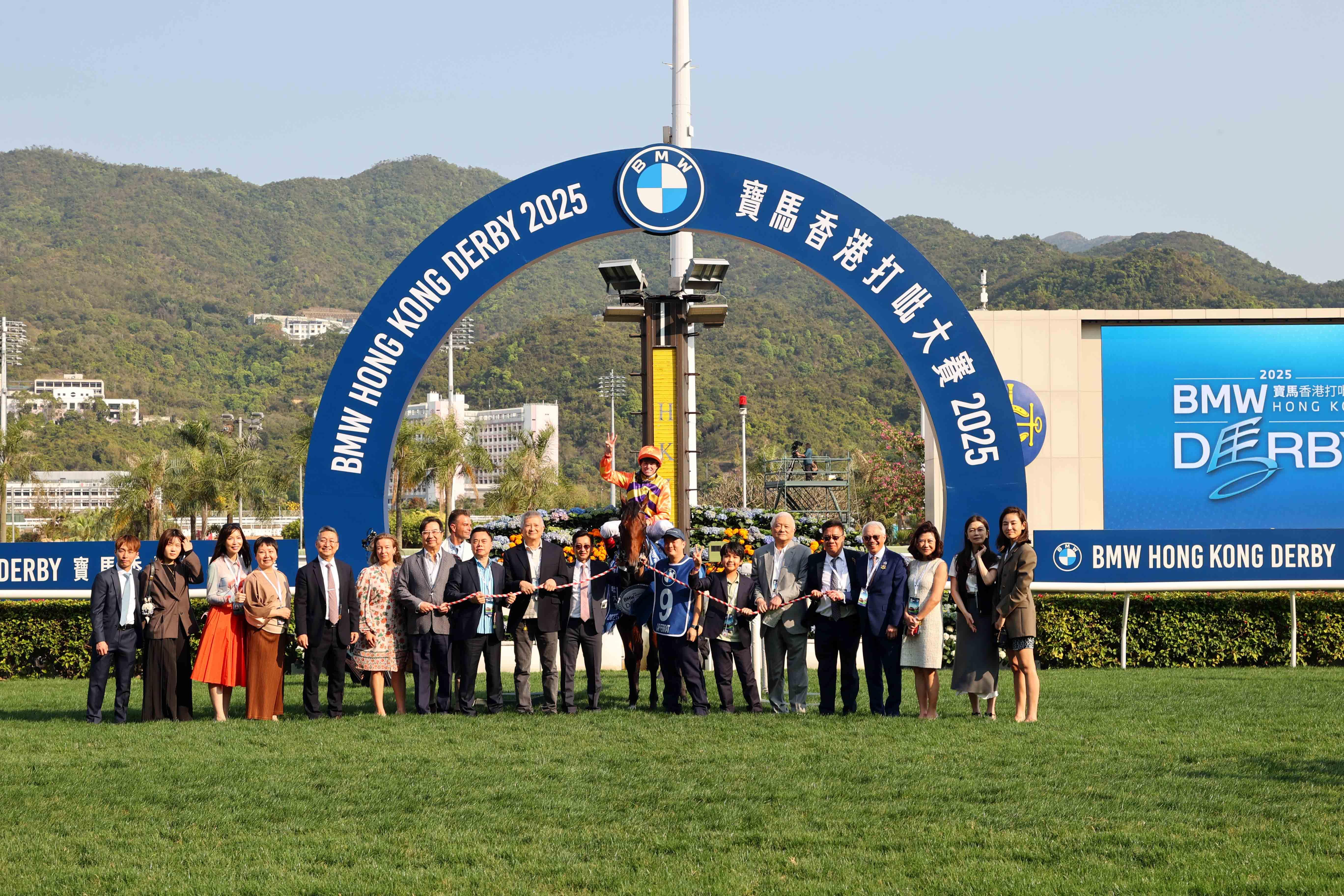 呂健威訓練的「百賀飛駒」勇奪寶香港打吡大賽冠軍,並拉頭馬祝捷。