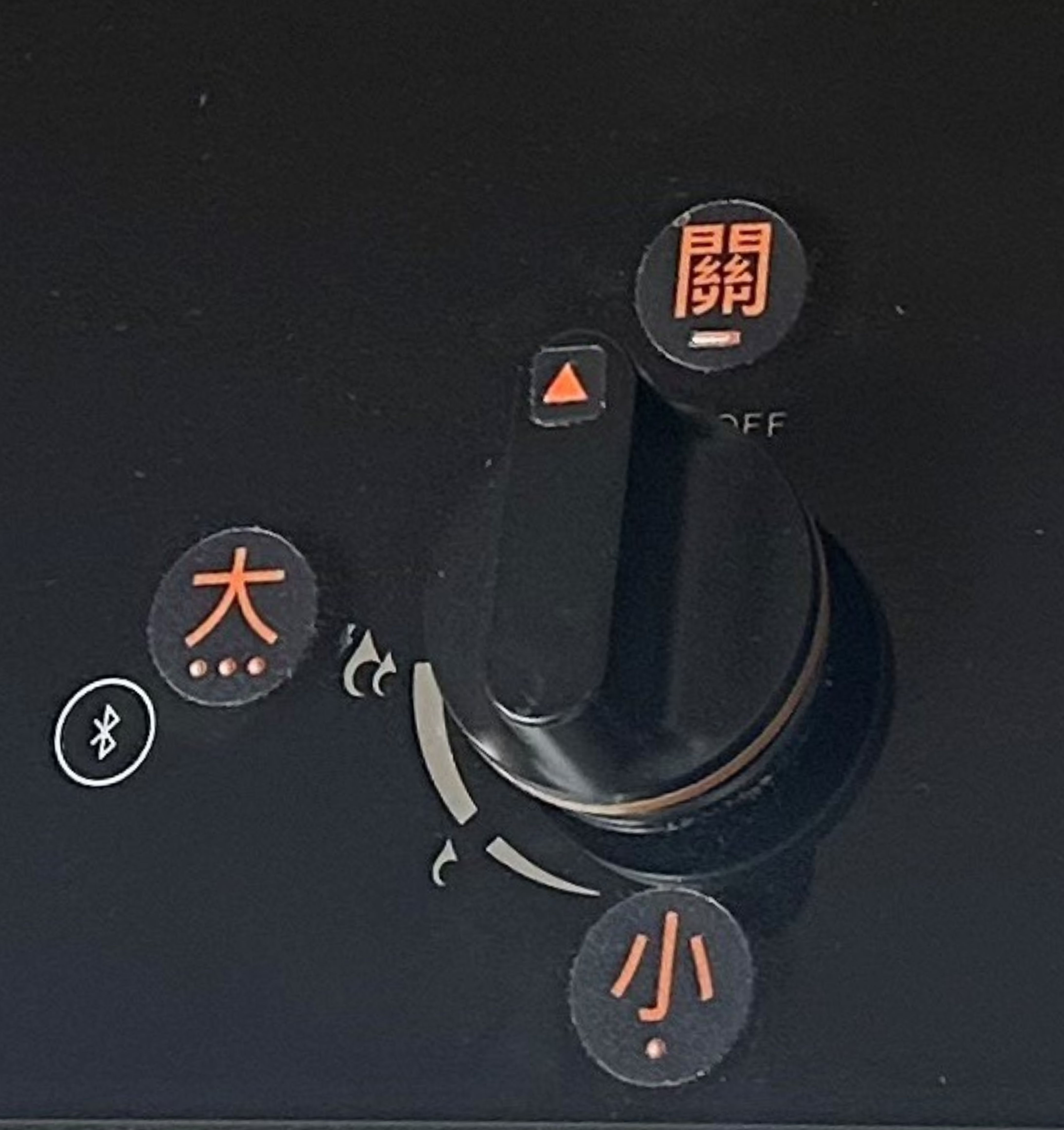 立體安全貼紙使用加大字樣和對比度高色彩,方便失明及視力欠佳人士。