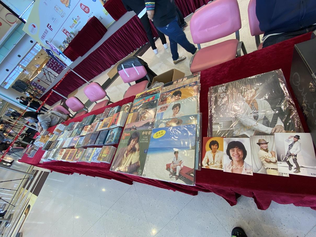 區瑞強帶近100款絕版珍藏唱片見歌迷 。