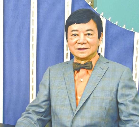 夏春秋主持六合彩形象深入民心,有「六合彩之父」之稱。