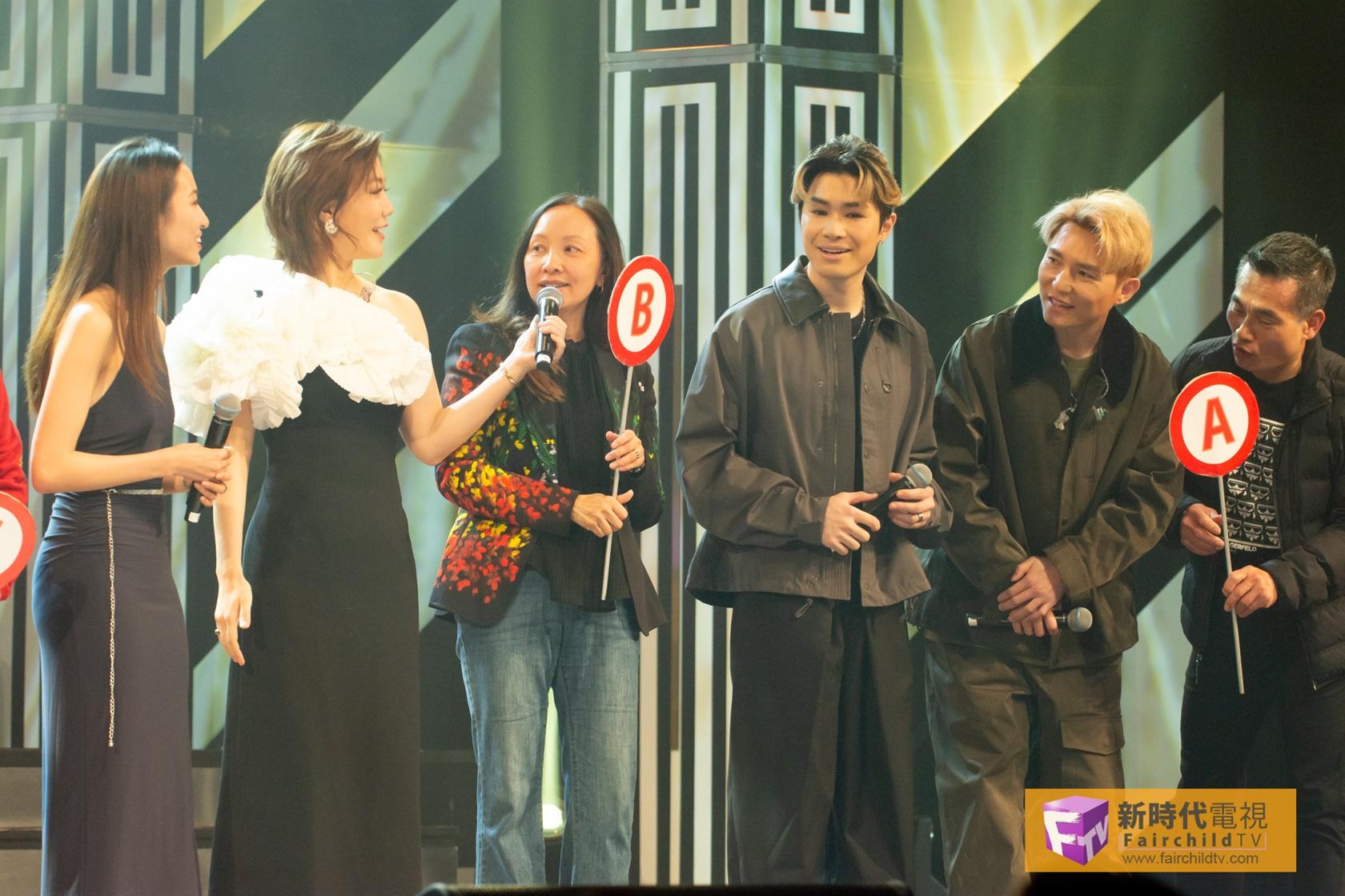 在多倫多場,4位歌手邀請樂迷上台玩遊戲。