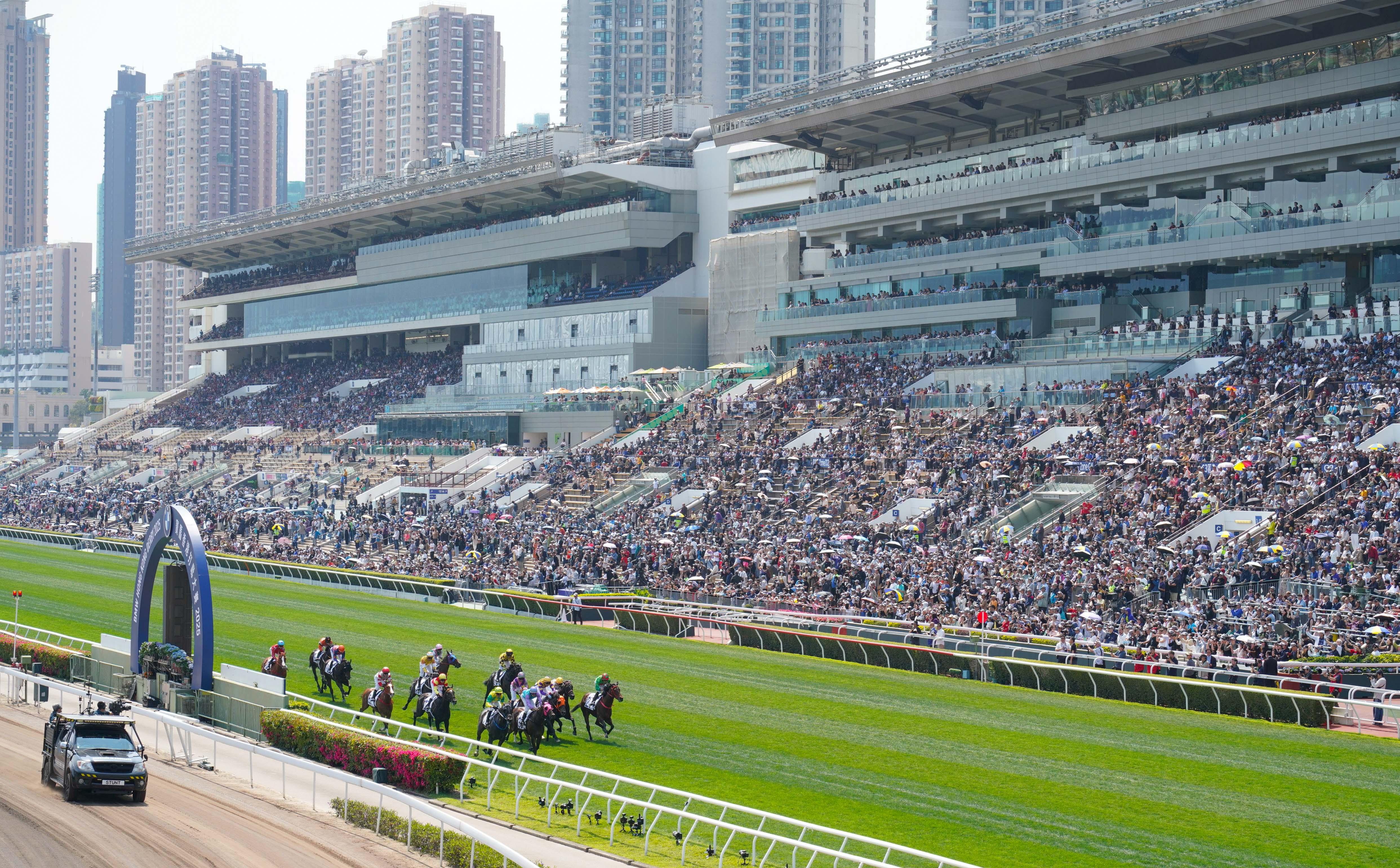 寶馬香港打吡大賽吸引接近七萬二千人入場觀賞,場內氣氛熾熱。