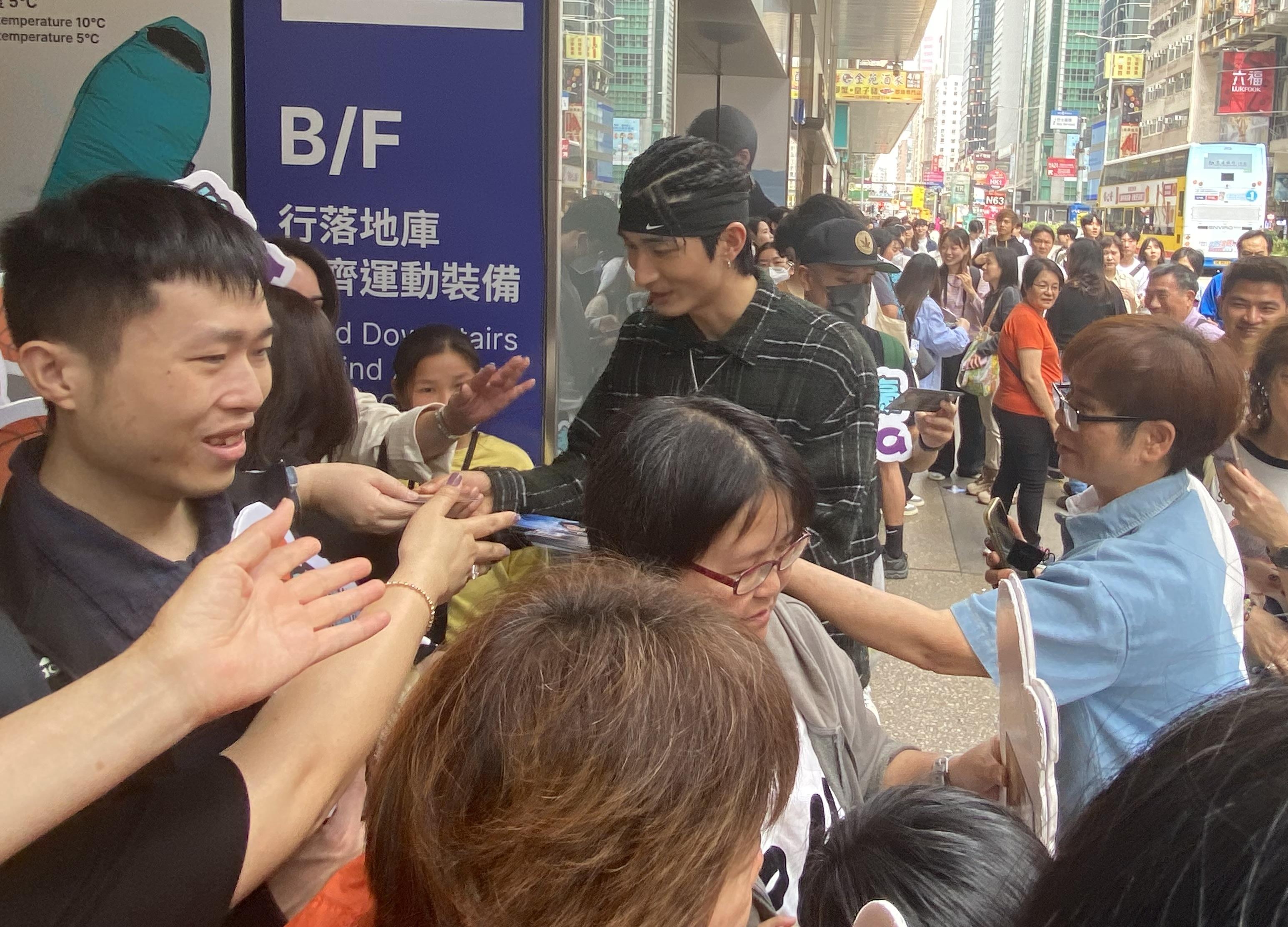 Aska到旺角大型廣告板前打卡,順道和粉絲見面和合照留念。