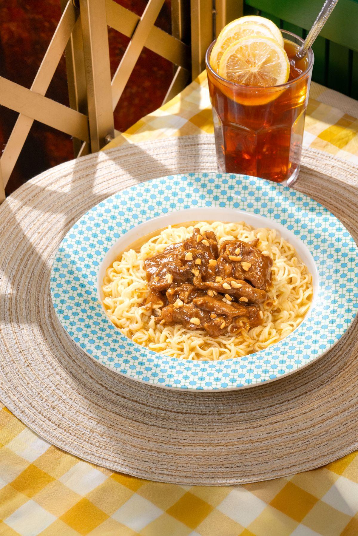 招牌沙嗲牛公仔麵 ($48配炒蛋、多士及餐飲)沙嗲湯底濃郁微辣,沙嗲醬超級掛汁。